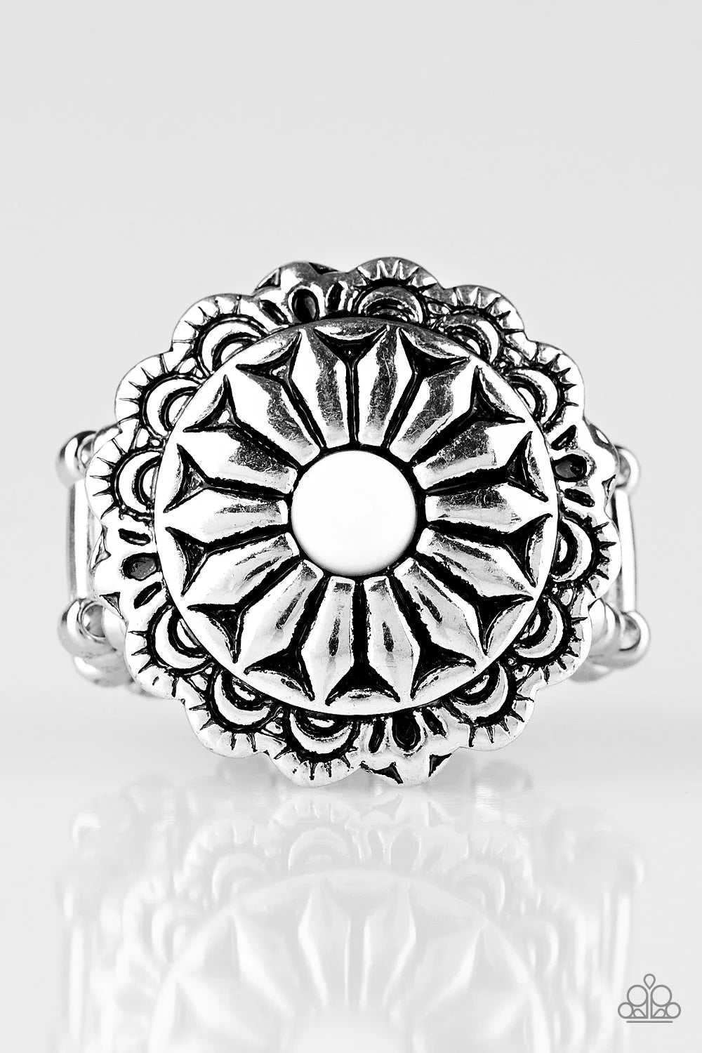 Daringly Daisy - White